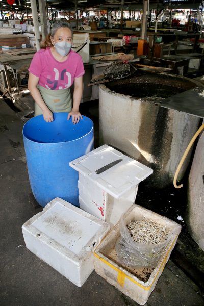 社区动态/狮尾巴刹消毒后照常运作 逾半小贩没开档人流锐减