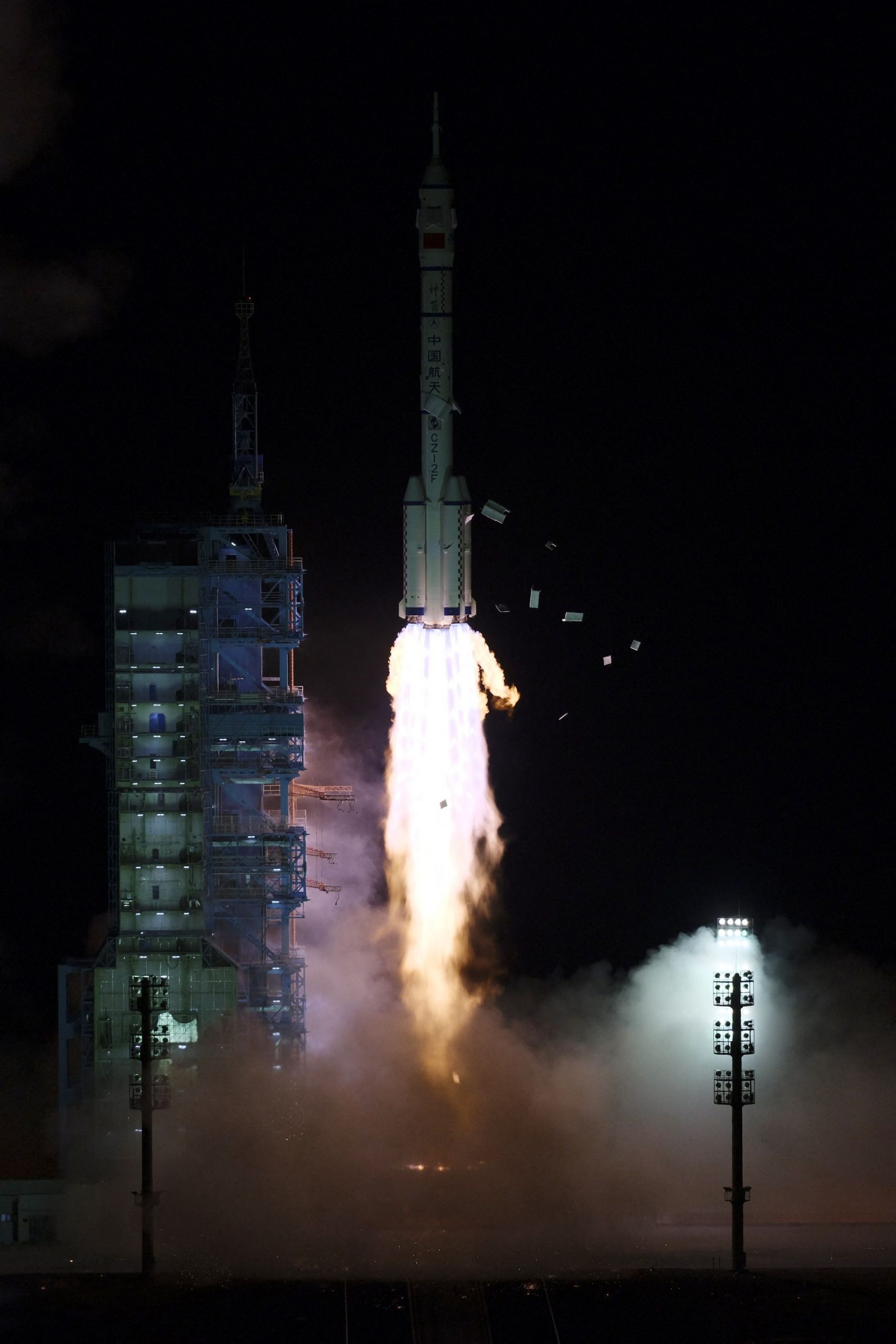 神舟十三号成功对接 3名太空人将进驻天和核心舱