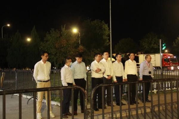 空姐着夏装瑟瑟发抖 中国海航集团高管寒夜“罚站”