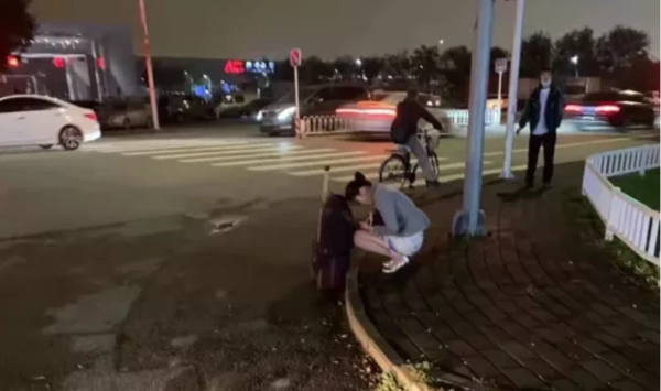 空姐着夏装瑟瑟发抖 中国海航集团高管寒夜“罚站”