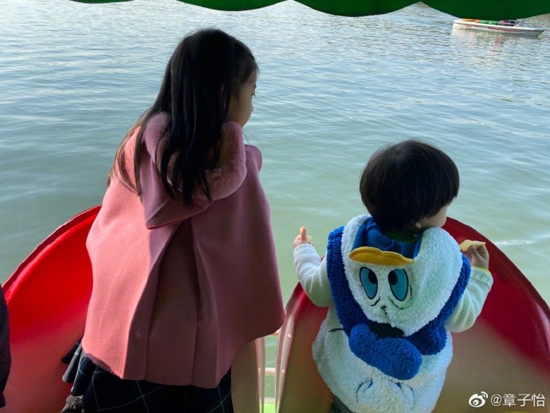 章子怡公园享天伦　5岁醒醒背妈妈