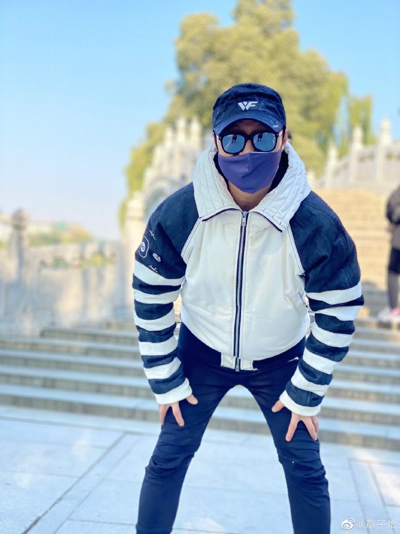 章子怡公园享天伦　5岁醒醒背妈妈