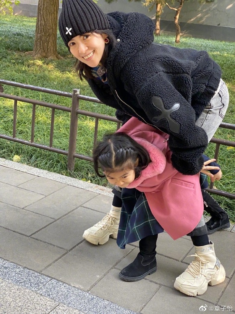 章子怡公园享天伦　5岁醒醒背妈妈