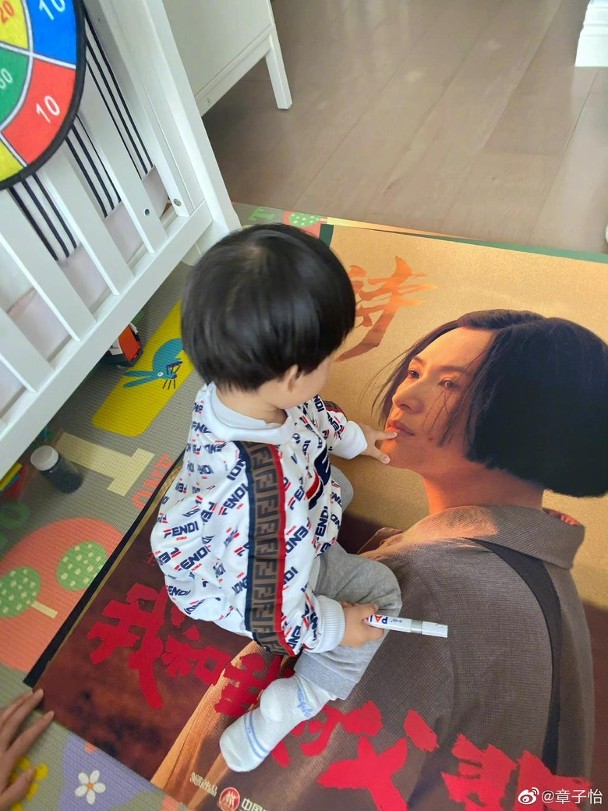 章子怡晒儿子亲自己海报照 甜喊“深情的小可爱”