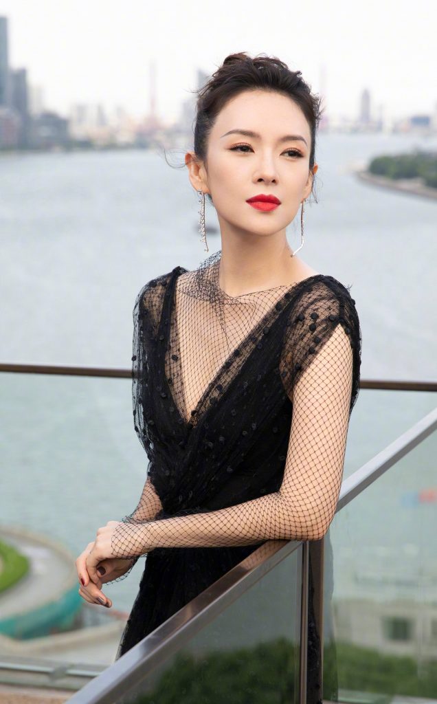 章子怡晒儿子亲自己海报照 甜喊“深情的小可爱”