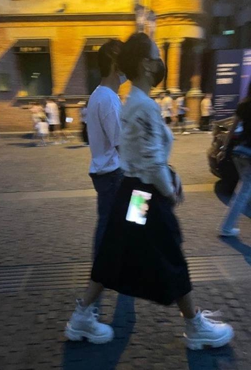 章子怡晒父母年轻时旧照 父亲手写信赞“自己的骄傲”