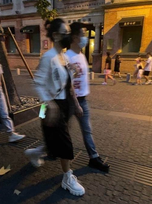 章子怡晒父母年轻时旧照 父亲手写信赞“自己的骄傲”