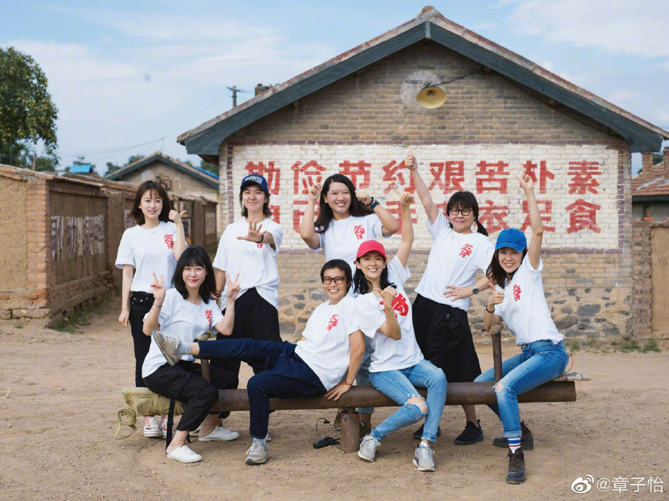 章子怡晒父母年轻时旧照 父亲手写信赞“自己的骄傲”