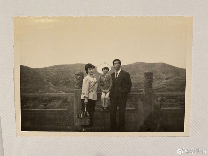 章子怡晒父母年轻时旧照 父亲手写信赞“自己的骄傲”