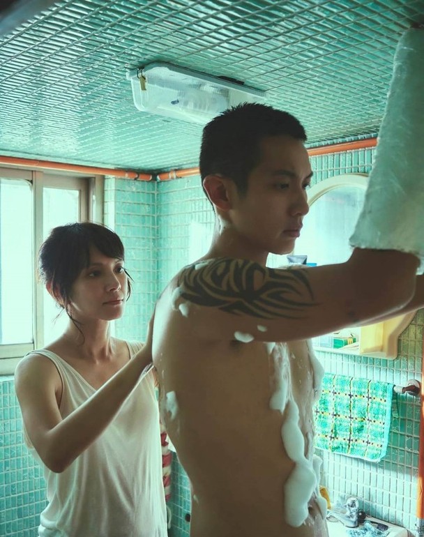 粉丝戏院包场布置像追思会 柯震东:好像怪怪的