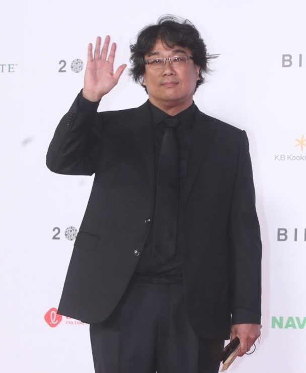 红毯不开放围观场面冷清‧宋仲基出场“拯救”釜山影展