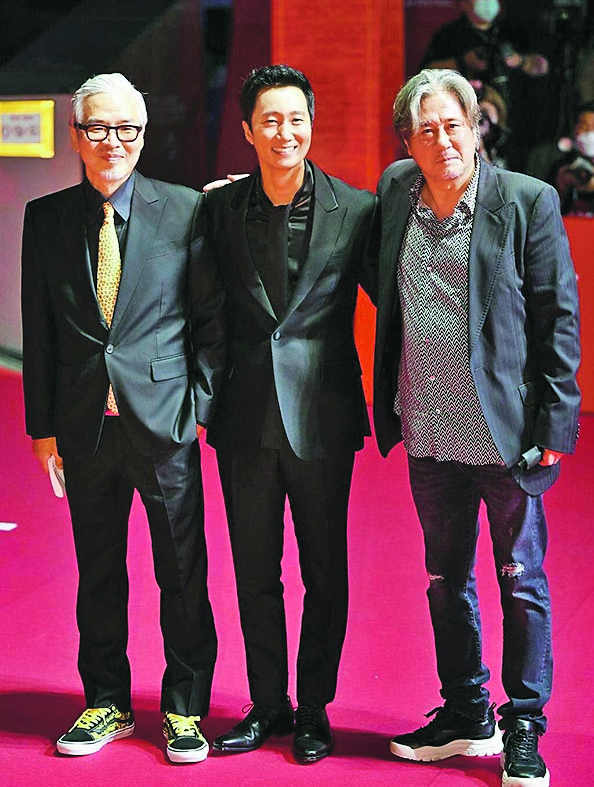 红毯不开放围观场面冷清‧宋仲基出场“拯救”釜山影展