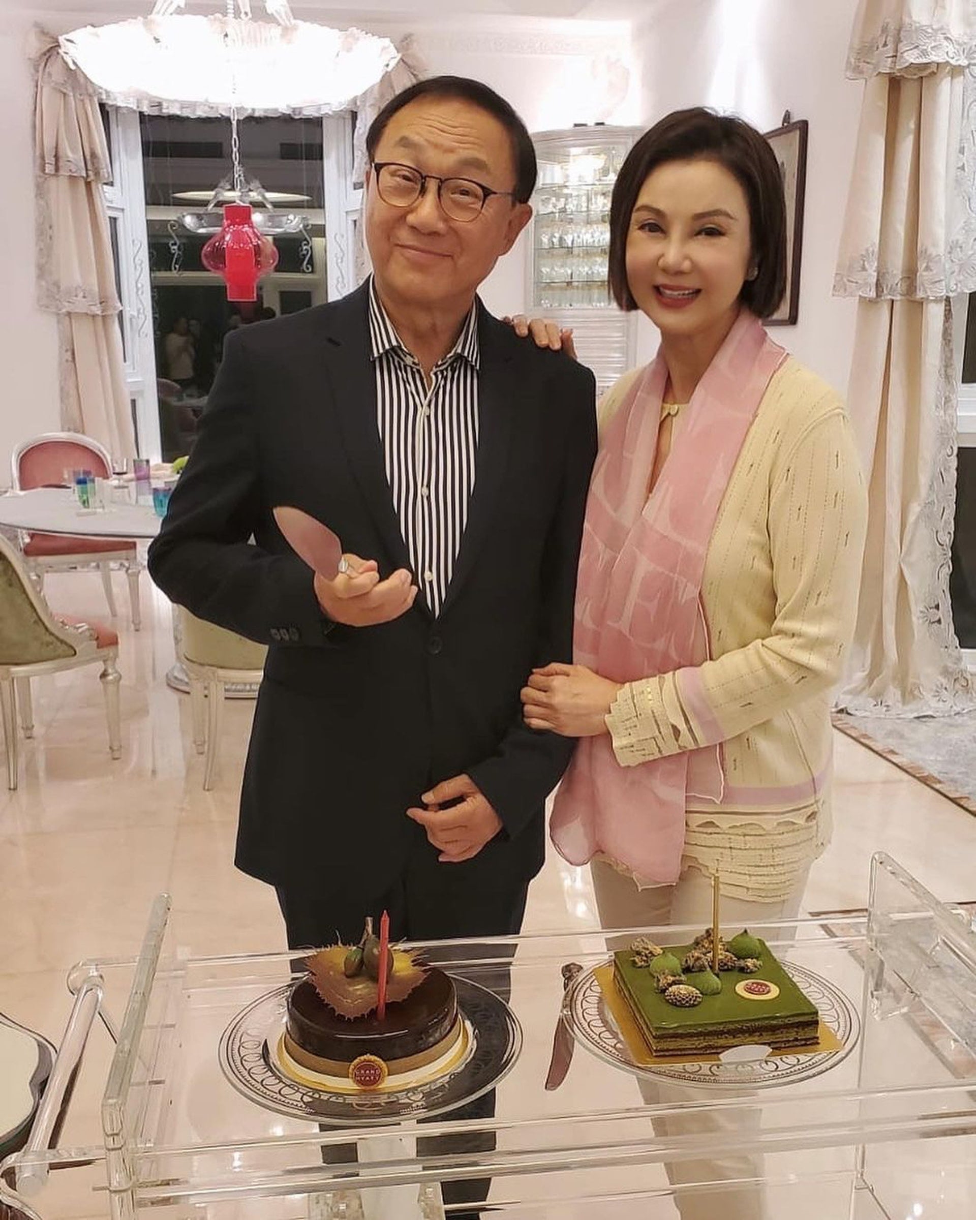 结婚49年恩爱如昔‧许冠文与老婆约谢玲玲饭叙