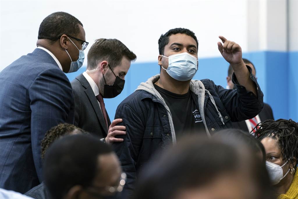 美副总统演讲遭男子打断 高声质疑为何不与中国合作一带一路