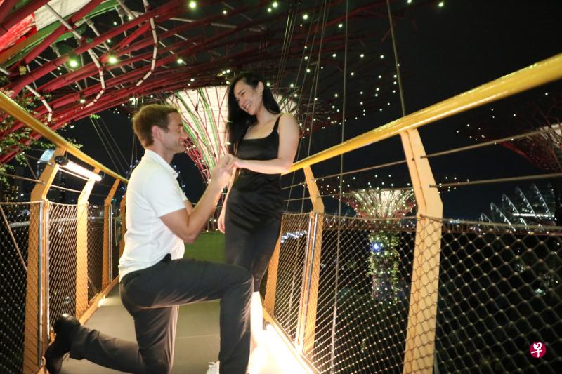 美国男子赶搭VTL航班抵新 向相恋4年大马籍女友求婚