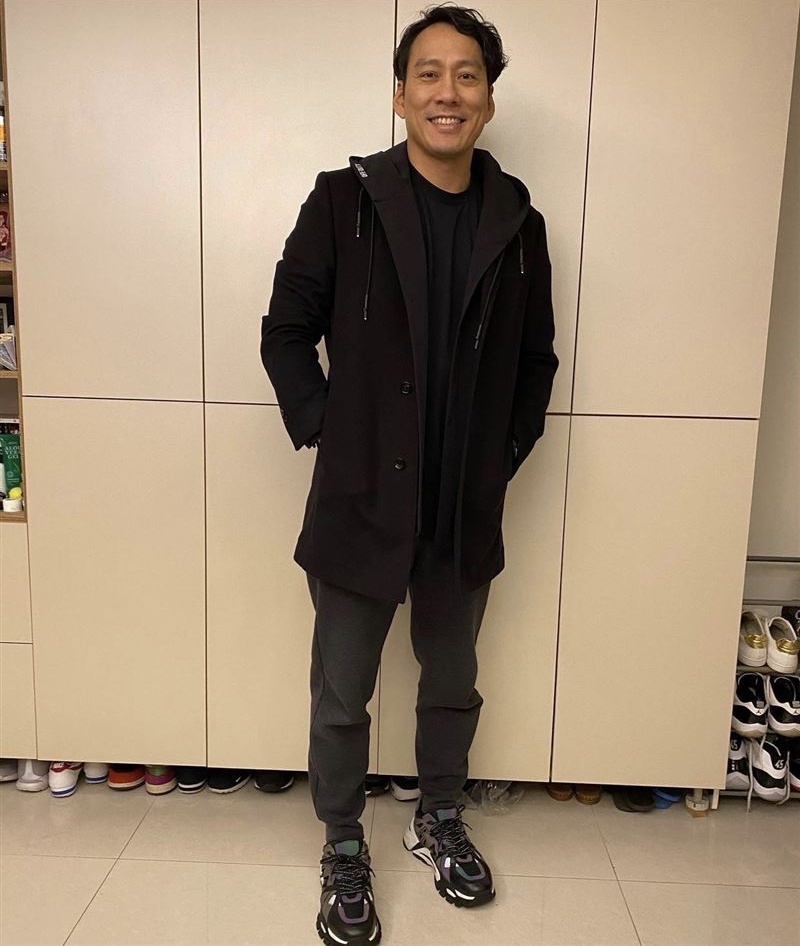 艾力克斯长太高撞破头 曝5公分惊悚血痕照