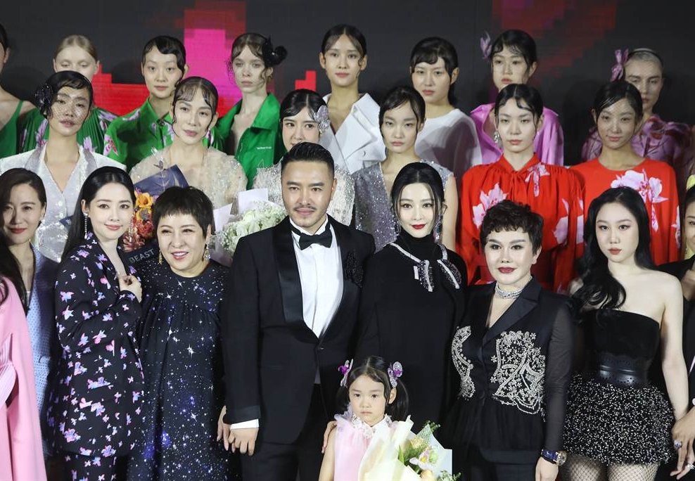 范冰冰站C位看秀  身旁女星白眼被抓包