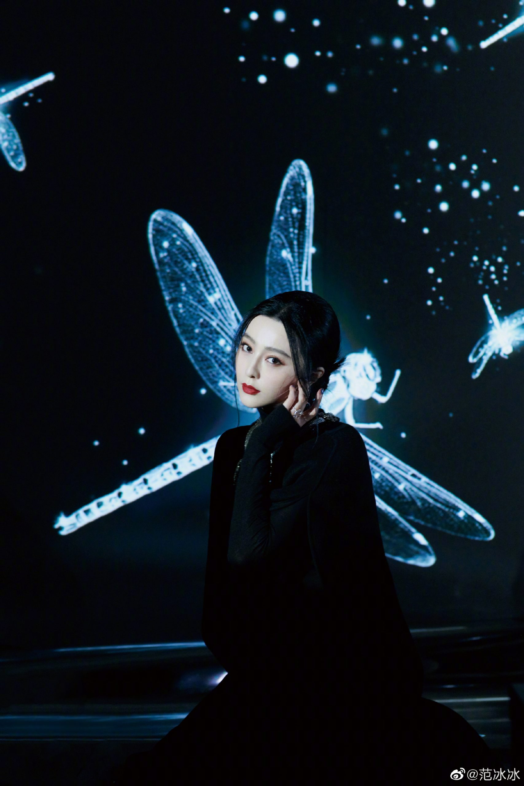 范冰冰站C位看秀  身旁女星白眼被抓包