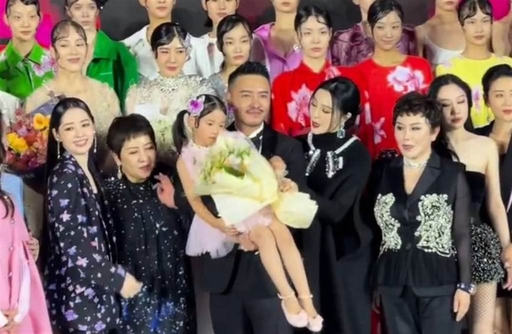 范冰冰站C位看秀  身旁女星白眼被抓包