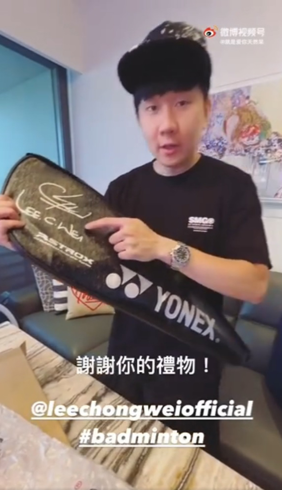  获李宗伟赠送羽球拍 林俊杰直呼：感觉变厉害了