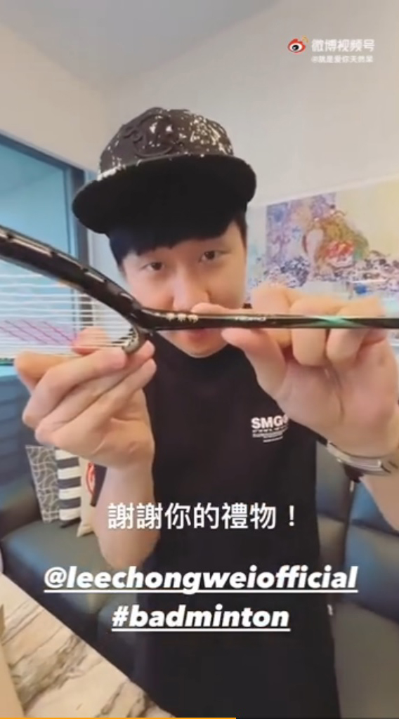  获李宗伟赠送羽球拍 林俊杰直呼：感觉变厉害了
