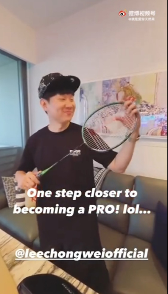  获李宗伟赠送羽球拍 林俊杰直呼：感觉变厉害了