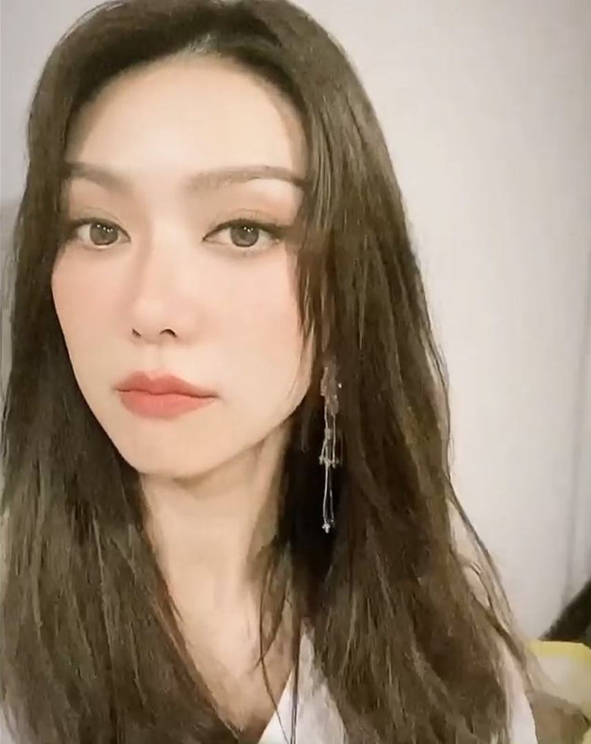 薛凯琪被指撞脸范冰冰  房祖名调侃：颈项短了㖞！