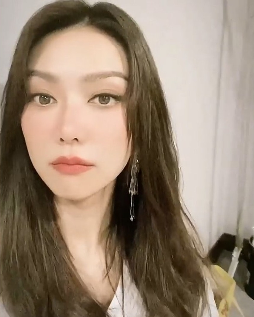 薛凯琪被指撞脸范冰冰  房祖名调侃：颈项短了㖞！