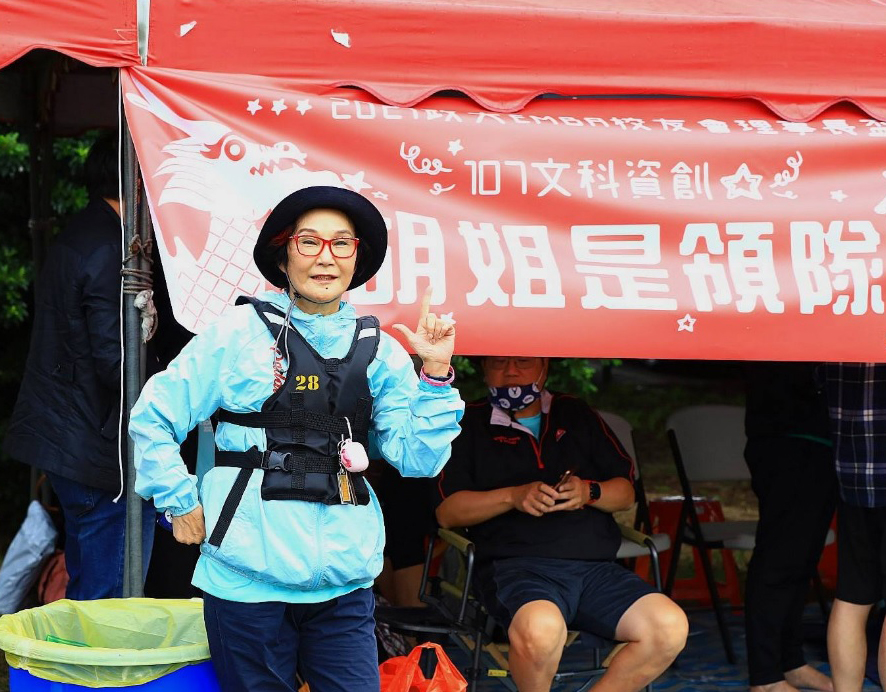 要做可爱的老人！  74岁胡锦划龙舟任鼓手