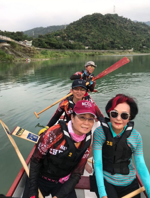 要做可爱的老人！  74岁胡锦划龙舟任鼓手