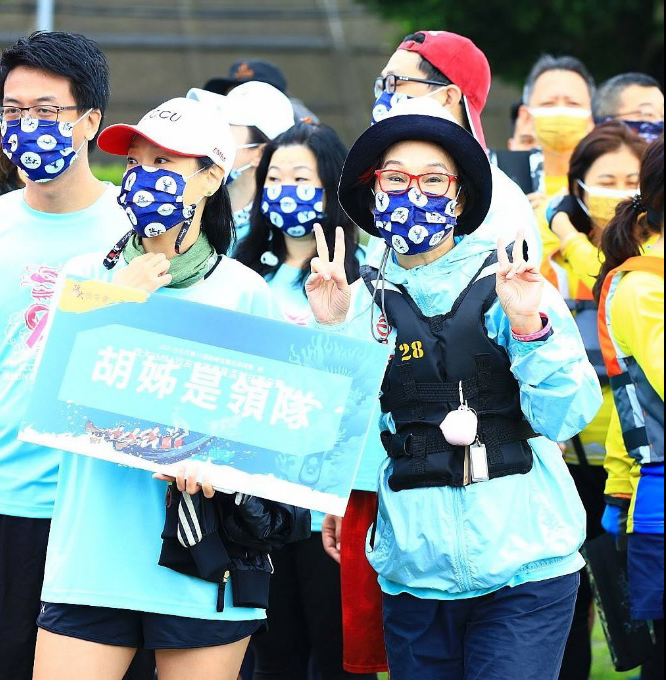 要做可爱的老人！  74岁胡锦划龙舟任鼓手