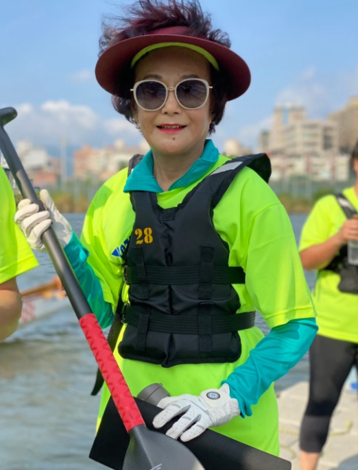 要做可爱的老人！  74岁胡锦划龙舟任鼓手