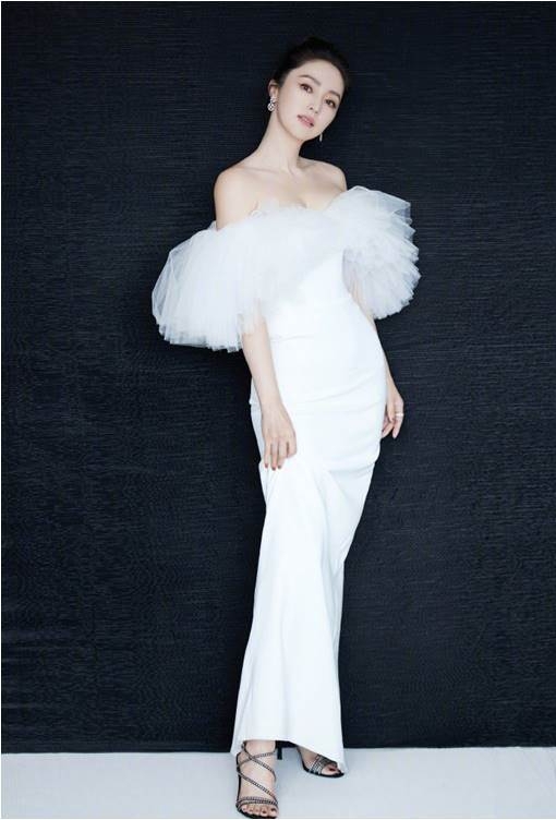 贴身裙透出S曲线‧董璇被毒舌“蚊帐改的”