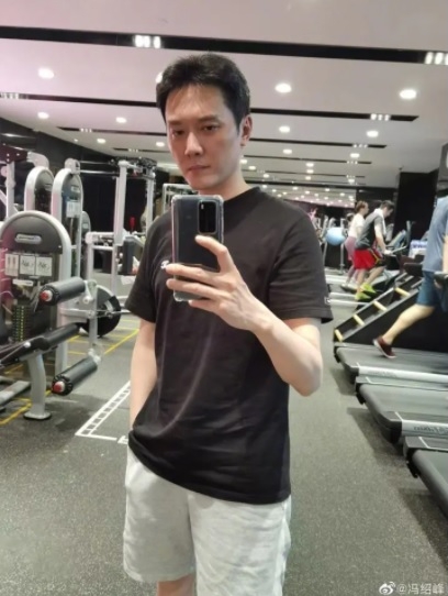 赵丽颖同框“旧爱”庆生  嘟嘴卖萌心情好  