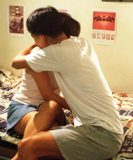 趁同居女友外出工作 失业男搞大未成年“女儿”肚子