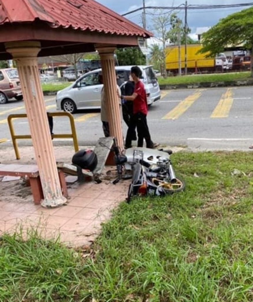 轿车摩托车碰撞 骑士重伤不治