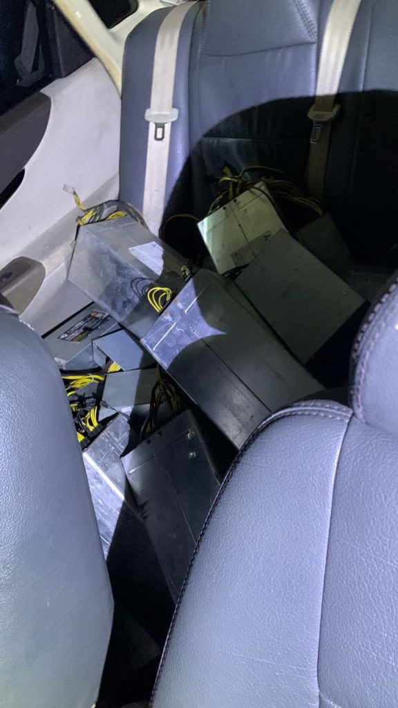 遭多车追尾撞神庙台阶 轿车发现挖矿机