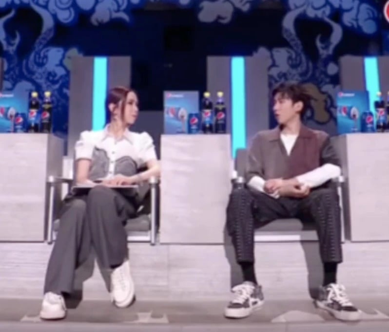 邓紫棋录节目口红粘牙  王源暖心提醒