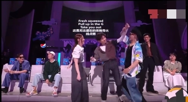 邓紫棋录节目口红粘牙  王源暖心提醒