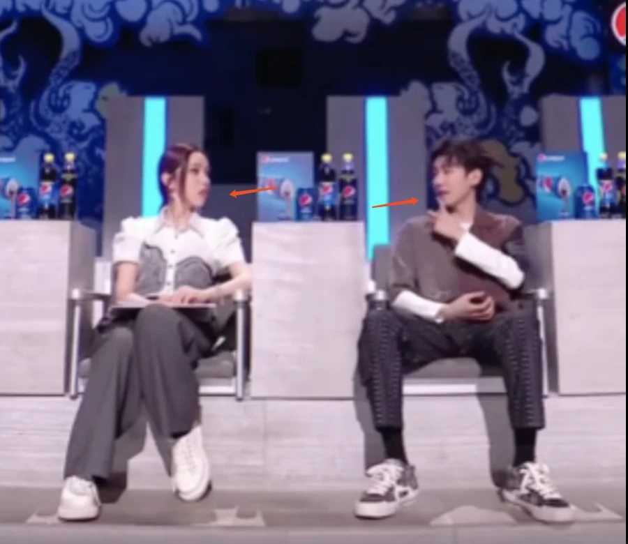 邓紫棋录节目口红粘牙  王源暖心提醒