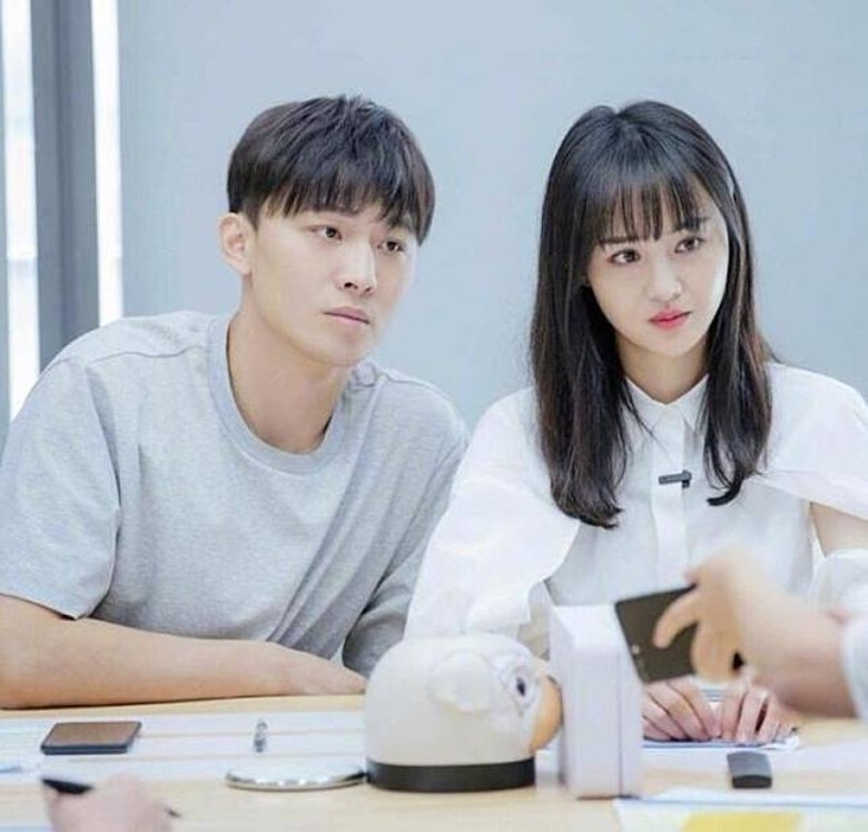 郑爽疑晒小孩手脚受伤照 暗示有人虐儿?