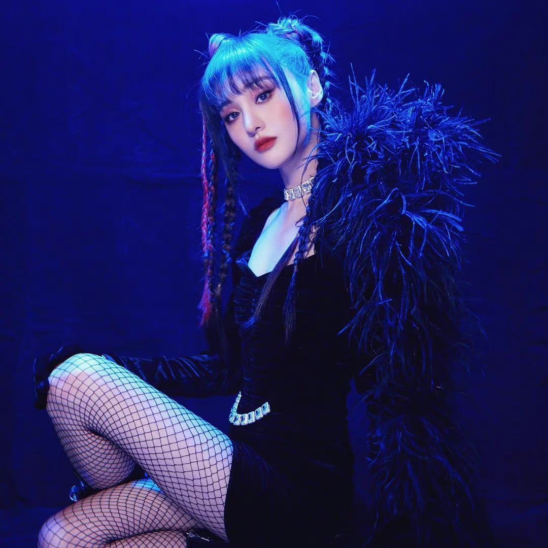 郑爽疑晒小孩手脚受伤照 暗示有人虐儿?