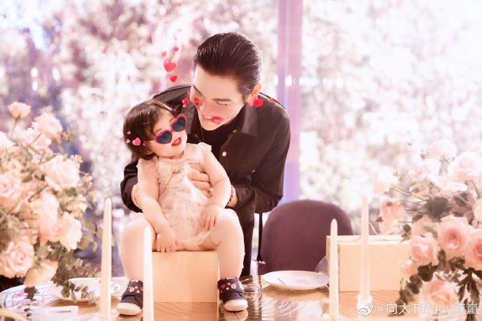 郭碧婷女儿满周岁‧向太开奢华派对宠孙