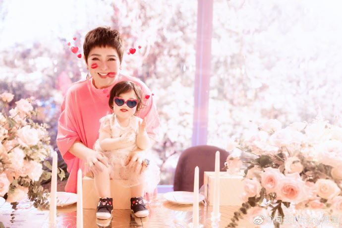 郭碧婷女儿满周岁‧向太开奢华派对宠孙