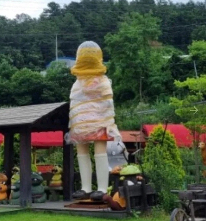 防朝圣人潮! 《鱿鱼游戏》巨型娃娃裹塑胶膜