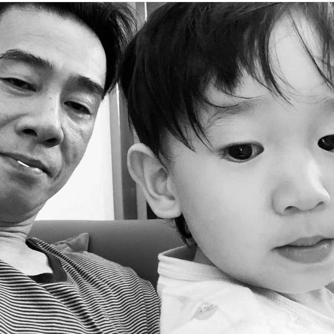 陈小春晒小儿子正面照 网民惊喊：被吓到！