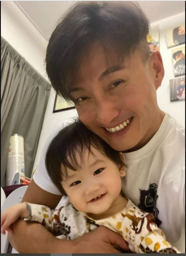 陈山聪庆45岁生日．亲子装拍温馨全家福