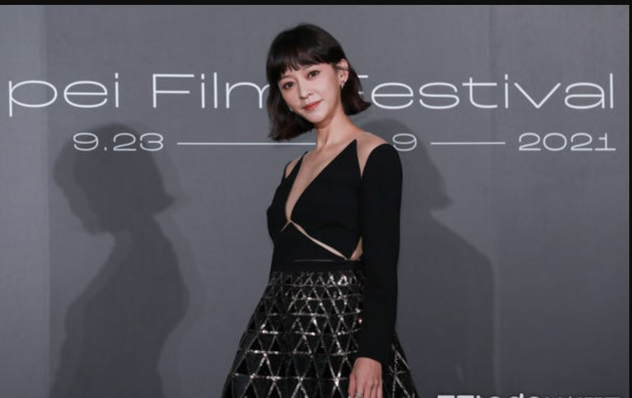 陈意涵挺9个月孕肚现身 仙气深V礼服甩凸眼恶评