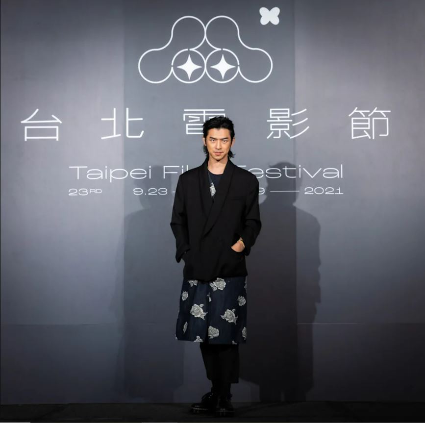 陈意涵挺9个月孕肚现身 仙气深V礼服甩凸眼恶评