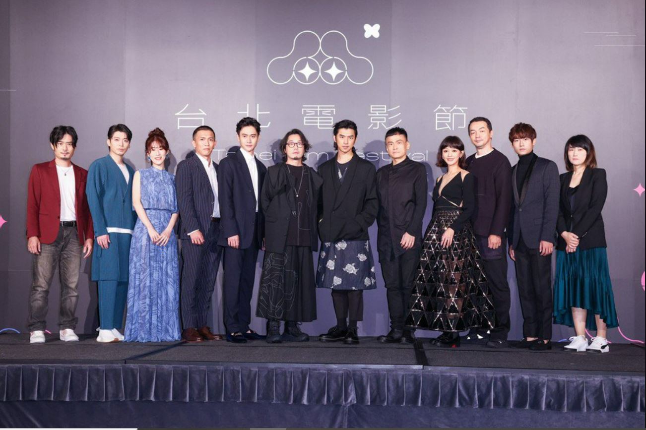 陈意涵挺9个月孕肚现身 仙气深V礼服甩凸眼恶评